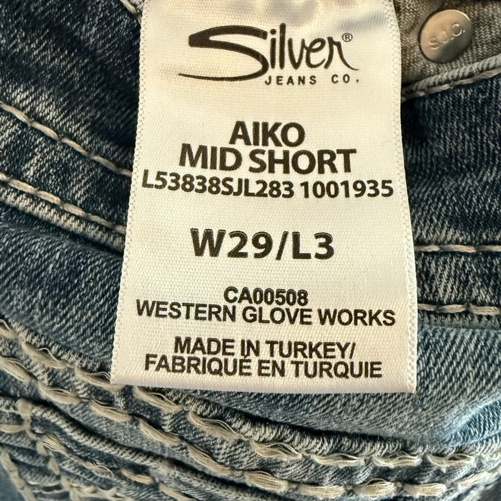 Silver Woman’s Distressed Denim Shorts.  Size W29/L3. Aiko mid short

#0012 - Picture 5 of 5